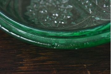アンティーク雑貨　昭和レトロ　薄い緑色のプレスガラスの蓋付き器(小物入れ)
