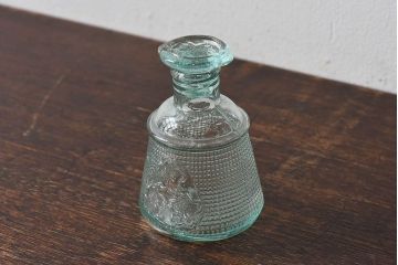 アンティーク雑貨　昭和レトロ　薄い青緑色がさわやかなプレスガラスの醤油さし(醤油瓶)