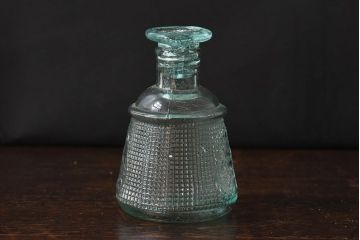 アンティーク雑貨　昭和レトロ　薄い青緑色がさわやかなプレスガラスの醤油さし(醤油瓶)