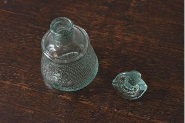アンティーク雑貨　昭和レトロ　薄い青緑色がさわやかなプレスガラスの醤油さし(醤油瓶)