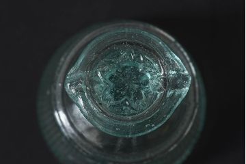 アンティーク雑貨　昭和レトロ　薄い青緑色がさわやかなプレスガラスの醤油さし(醤油瓶)