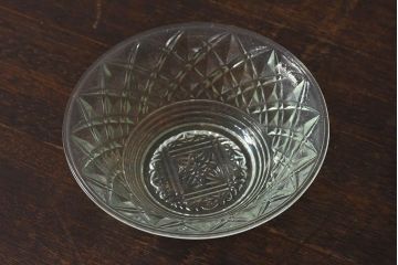 アンティーク雑貨　昭和レトロ　薄い緑色のプレスガラス製深皿(器)