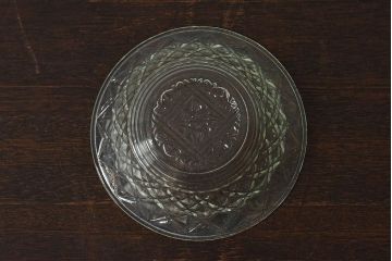 アンティーク雑貨　昭和レトロ　薄い緑色のプレスガラス製深皿(器)