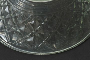 アンティーク雑貨　昭和レトロ　薄い緑色のプレスガラス製深皿(器)