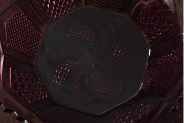 アンティーク雑貨　昭和レトロ　深紫色のプレスガラス製の器(深皿、鉢)