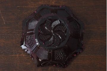 アンティーク雑貨　昭和レトロ　深紫色のプレスガラス製の器(深皿、鉢)