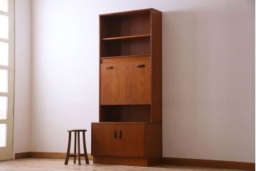 アンティーク家具　G-PLAN(ジープラン)　チーク材　鏡とガラス棚板が印象的なビューローキャビネット(収納棚、戸棚)