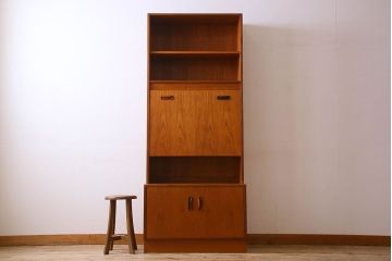 アンティーク家具　G-PLAN(ジープラン)　チーク材　鏡とガラス棚板が印象的なビューローキャビネット(収納棚、戸棚)