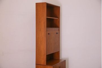 アンティーク家具　G-PLAN(ジープラン)　チーク材　鏡とガラス棚板が印象的なビューローキャビネット(収納棚、戸棚)