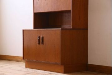 アンティーク家具　G-PLAN(ジープラン)　チーク材　鏡とガラス棚板が印象的なビューローキャビネット(収納棚、戸棚)