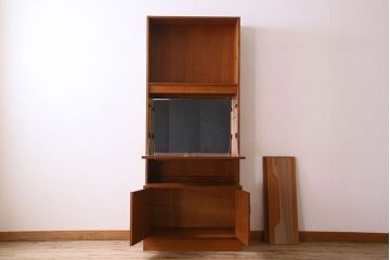 アンティーク家具　G-PLAN(ジープラン)　チーク材　鏡とガラス棚板が印象的なビューローキャビネット(収納棚、戸棚)