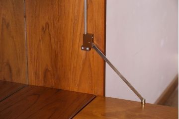 アンティーク家具　G-PLAN(ジープラン)　チーク材　鏡とガラス棚板が印象的なビューローキャビネット(収納棚、戸棚)