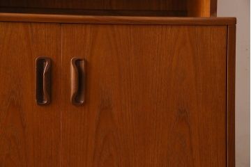 アンティーク家具　G-PLAN(ジープラン)　チーク材　鏡とガラス棚板が印象的なビューローキャビネット(収納棚、戸棚)