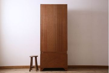 アンティーク家具　G-PLAN(ジープラン)　チーク材　鏡とガラス棚板が印象的なビューローキャビネット(収納棚、戸棚)