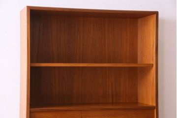 アンティーク家具　G-PLAN(ジープラン)　チーク材　鏡とガラス棚板が印象的なビューローキャビネット(収納棚、戸棚)