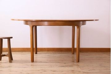 ヴィンテージ家具　北欧ビンテージ　チーク材　木のぬくもり溢れる丸型エクステンションテーブル