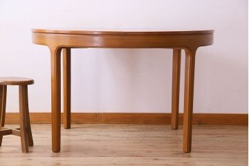 ヴィンテージ家具　北欧ビンテージ　チーク材　木のぬくもり溢れる丸型エクステンションテーブル