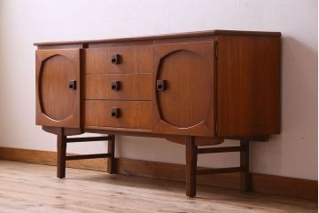 ヴィンテージ家具　北欧ビンテージ　チーク材　四角い取っ手が可愛らしいサイドボード