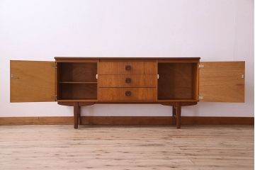 ヴィンテージ家具　北欧ビンテージ　チーク材　四角い取っ手が可愛らしいサイドボード