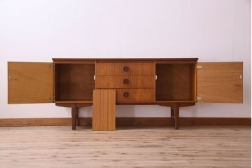ヴィンテージ家具　北欧ビンテージ　チーク材　四角い取っ手が可愛らしいサイドボード