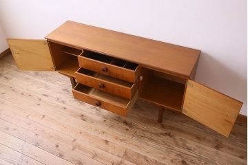 ヴィンテージ家具　北欧ビンテージ　チーク材　四角い取っ手が可愛らしいサイドボード