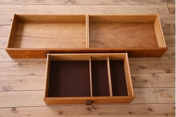 ヴィンテージ家具　北欧ビンテージ　チーク材　四角い取っ手が可愛らしいサイドボード