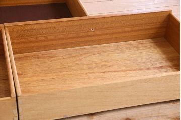 ヴィンテージ家具　北欧ビンテージ　チーク材　四角い取っ手が可愛らしいサイドボード