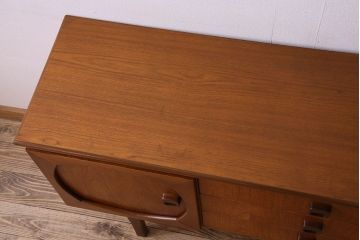ヴィンテージ家具　北欧ビンテージ　チーク材　四角い取っ手が可愛らしいサイドボード