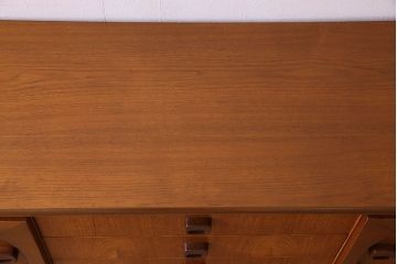 ヴィンテージ家具　北欧ビンテージ　チーク材　四角い取っ手が可愛らしいサイドボード