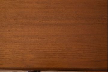 ヴィンテージ家具　北欧ビンテージ　チーク材　四角い取っ手が可愛らしいサイドボード