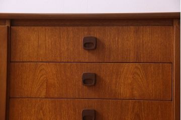 ヴィンテージ家具　北欧ビンテージ　チーク材　四角い取っ手が可愛らしいサイドボード