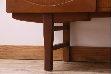 ヴィンテージ家具　北欧ビンテージ　チーク材　四角い取っ手が可愛らしいサイドボード