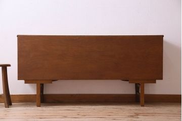 ヴィンテージ家具　北欧ビンテージ　チーク材　四角い取っ手が可愛らしいサイドボード
