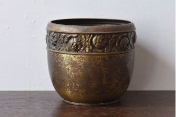 アンティーク雑貨　イギリスビンテージ　真鍮　花柄の彫刻入り!プランターポット(鉢カバー)