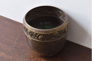 アンティーク雑貨　イギリスビンテージ　真鍮　花柄の彫刻入り!プランターポット(鉢カバー)