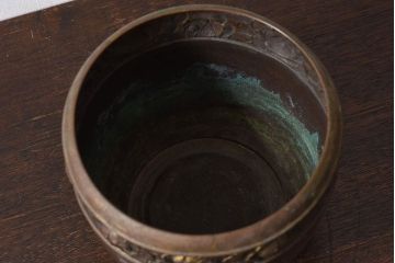 アンティーク雑貨　イギリスビンテージ　真鍮　花柄の彫刻入り!プランターポット(鉢カバー)