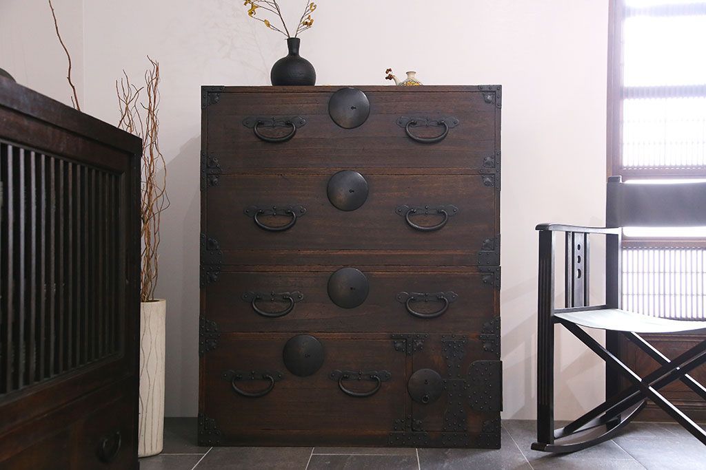 アンティーク家具　明治期　立派な金具が印象深い衣装箪笥
