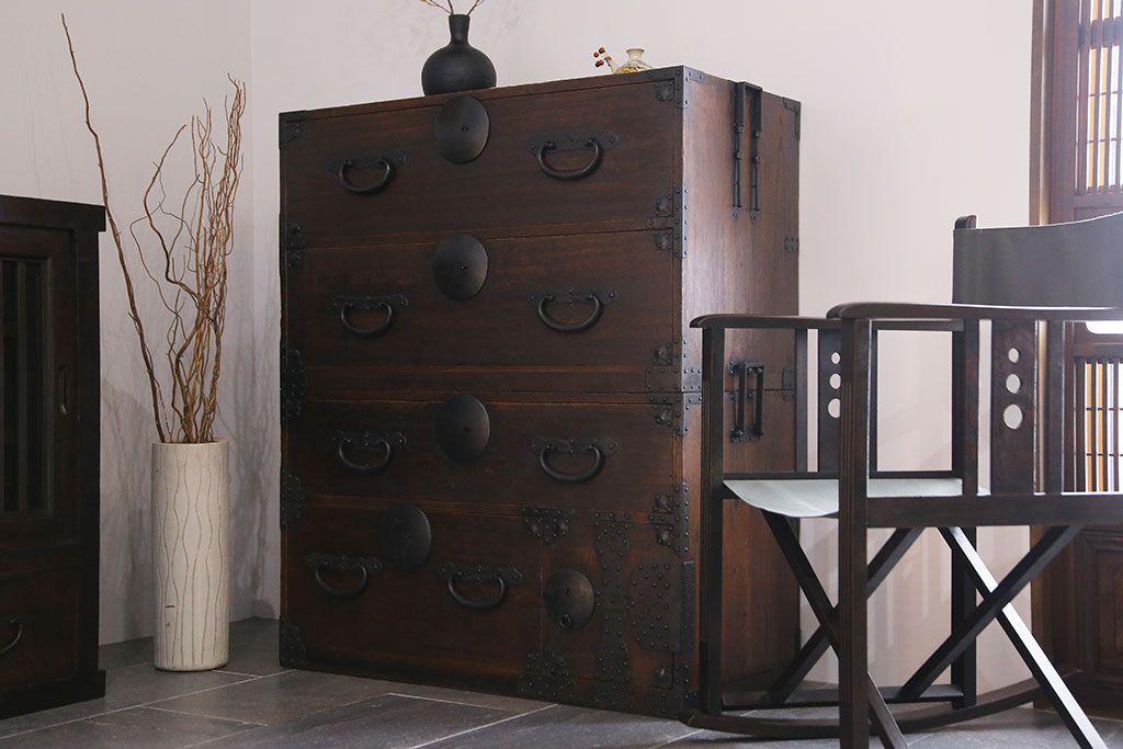 アンティーク家具　明治期　立派な金具が印象深い衣装箪笥