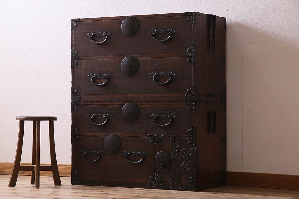 アンティーク家具　明治期　立派な金具が印象深い衣装箪笥