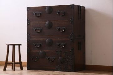 アンティーク家具　明治期　立派な金具が印象深い衣装箪笥