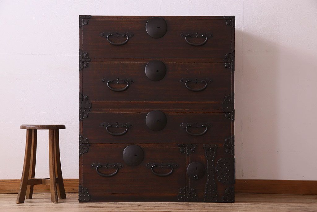 アンティーク家具　明治期　立派な金具が印象深い衣装箪笥