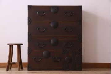 アンティーク家具　明治期　立派な金具が印象深い衣装箪笥