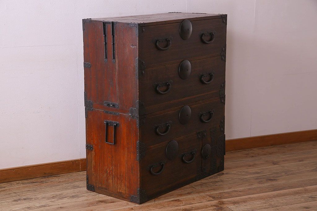 アンティーク家具　明治期　立派な金具が印象深い衣装箪笥