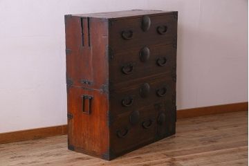 アンティーク家具　明治期　立派な金具が印象深い衣装箪笥