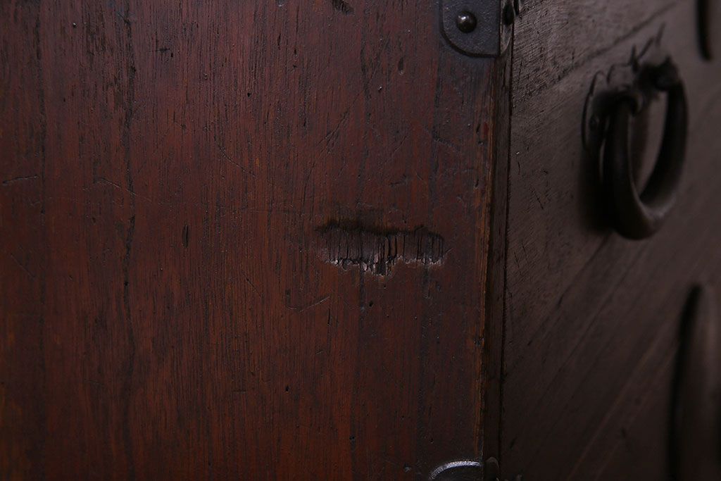 アンティーク家具　明治期　立派な金具が印象深い衣装箪笥