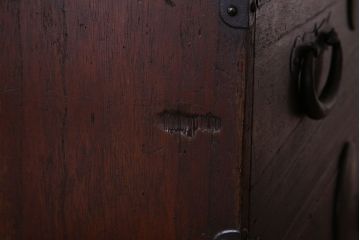 アンティーク家具　明治期　立派な金具が印象深い衣装箪笥