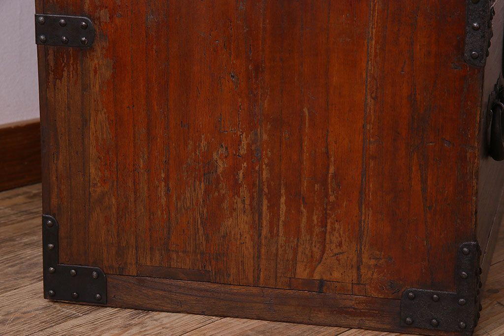 アンティーク家具　明治期　立派な金具が印象深い衣装箪笥