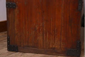 アンティーク家具　明治期　立派な金具が印象深い衣装箪笥