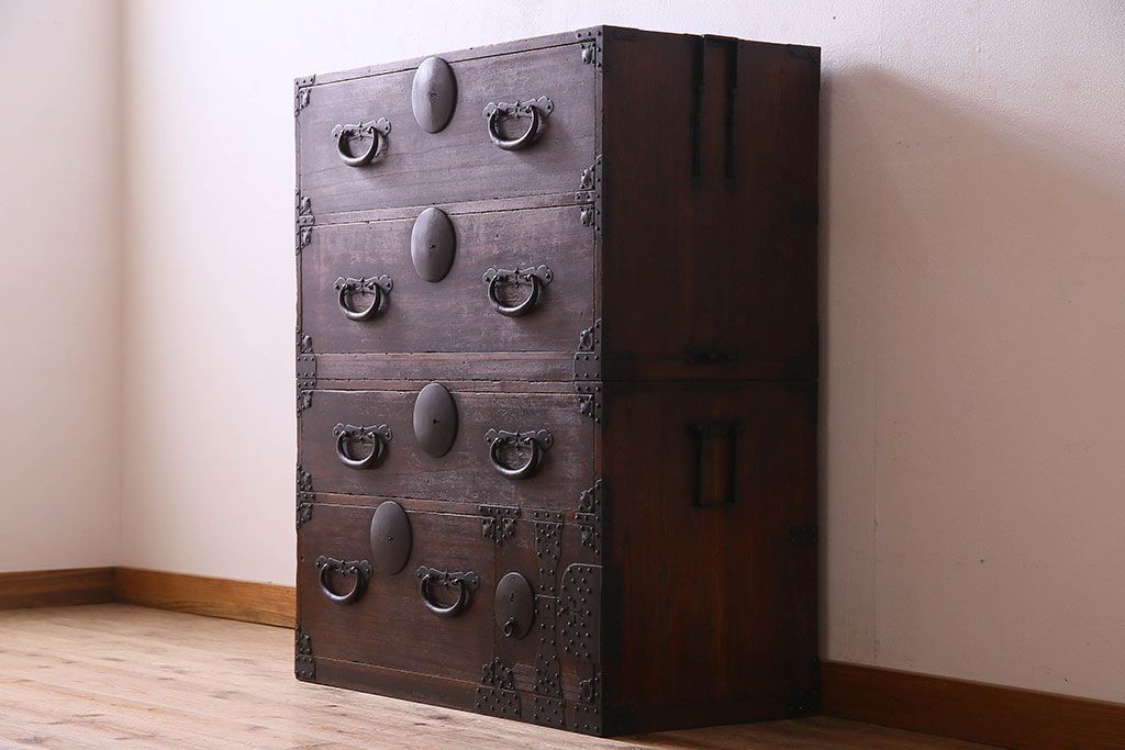 アンティーク家具　明治期　立派な金具が印象深い衣装箪笥