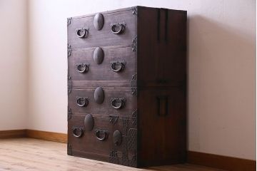 アンティーク家具　明治期　立派な金具が印象深い衣装箪笥
